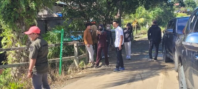 
					Jembatan Jalan Bina Salam, diantara RT 08 dan RT 09 Desa Liang Bunyu, Sebatik Barat.

Jembatan dengan konstruksi kayu ulin tersebut, dibangun sejak Kabupaten Nunukan masih berstatus kecamatan.

Saat ini, jembatan mengalami kerusakan karena termakan usia.