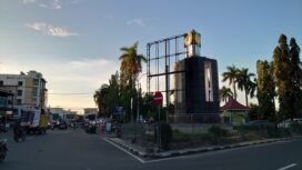 Tugu Adipura Nunukan tertutup billboard, Bupati Nunukan Irwan Sabri meminta pemindahan billboard demi etika dan estetika kota.
