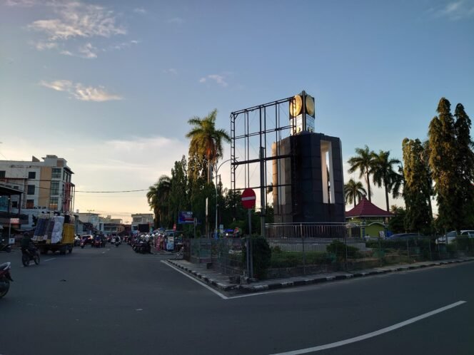 
					Tugu Adipura Nunukan tertutup billboard, Bupati Nunukan Irwan Sabri meminta pemindahan billboard demi etika dan estetika kota.
