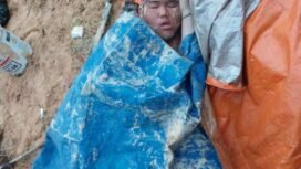 Pemuda Krayan, Andre Setiawan tertidur pulas berselimut terpal. Foto ini tersebar di grup whatsaap dan menjadi perbincangan betapa ulet dan inspiratifnya sosok Andre.