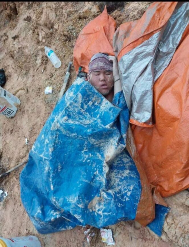 
					Pemuda Krayan, Andre Setiawan tertidur pulas berselimut terpal. Foto ini tersebar di grup whatsaap dan menjadi perbincangan betapa ulet dan inspiratifnya sosok Andre.