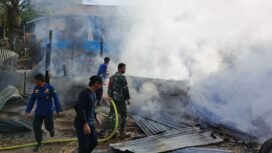 Aksi Petugas memadamkan kebakaran kios BBM milik Salma, Minggu (20/4/2025).