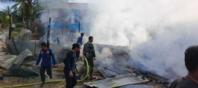 
					Aksi Petugas memadamkan kebakaran kios BBM milik Salma, Minggu (20/4/2025).