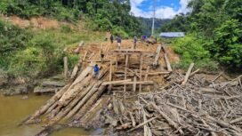 Kondisi Jembatan Poros Simpang Lembudud - Kurid, di Krayan Barat yang terputus akibat banjir. Masyarakat 6 Desa tak bisa beraktifitas, sampai akhirnya Bupati Nunukan, Irwan Sabri memerintahkan pembangunan jembatan darurat.