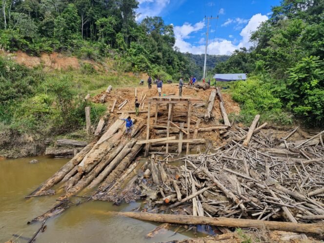 
					Kondisi Jembatan Poros Simpang Lembudud - Kurid, di Krayan Barat yang terputus akibat banjir. Masyarakat 6 Desa tak bisa beraktifitas, sampai akhirnya Bupati Nunukan, Irwan Sabri memerintahkan pembangunan jembatan darurat.