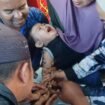 Tangis bayi Syawal (2), saat petugas Damkar berusaha memotong cincin besi yang membuat jari manisnya bengkak.