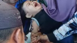 Tangis bayi Syawal (2), saat petugas Damkar berusaha memotong cincin besi yang membuat jari manisnya bengkak.