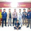 Laki laki warga Sebatik S saat diamankan polisi. S tega mencuri uang teman akrabnya dan dihabiskan untuk judi slot.