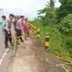 Police line terpasang di lokasi temuan jenazah Ardiansyah (61), di Jalan Poros Mansalong, Lumbis.
