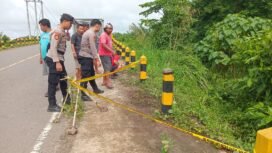 Police line terpasang di lokasi temuan jenazah Ardiansyah (61), di Jalan Poros Mansalong, Lumbis.