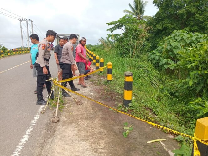 
					Police line terpasang di lokasi temuan jenazah Ardiansyah (61), di Jalan Poros Mansalong, Lumbis.