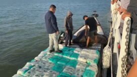 Bakamla RI mengamankan 19 ton lebih beras dan gula pasir Malaysia yang bakal diaelundupkan ke Tarakan melalui Pulau Sebatik, Kaltara.