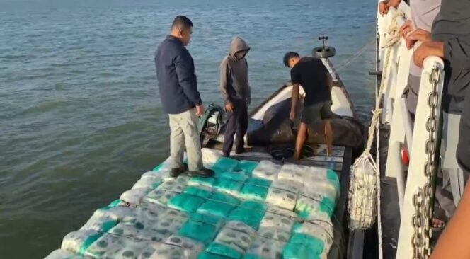
					Bakamla RI mengamankan 19 ton lebih beras dan gula pasir Malaysia yang bakal diaelundupkan ke Tarakan melalui Pulau Sebatik, Kaltara.