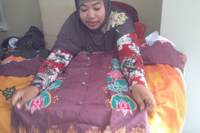 
					Ilustrasi : Batik Lulantatibu yang dipamerkan di SIFEX 2025, di Kinabalu, Sabah, Malaysia. Lulantatibu merupakan perlambang persatuan etnies di perbatasan RI - Malaysia.