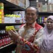 KRI Tawau, Aris Heru Utomo, menunjukkan produk Indonesia yang dijual di Toko Indo Borong. Selain menjadi sarana edukasi cinta produk Indonesia, Toko Indo Borong diharap mempererat hubungan WNI dan warga Malaysia.