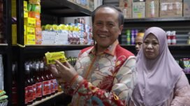 KRI Tawau, Aris Heru Utomo, menunjukkan produk Indonesia yang dijual di Toko Indo Borong. Selain menjadi sarana edukasi cinta produk Indonesia, Toko Indo Borong diharap mempererat hubungan WNI dan warga Malaysia.