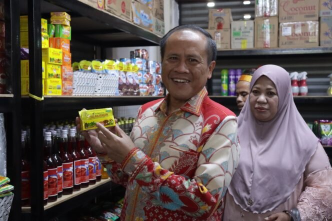 
					KRI Tawau, Aris Heru Utomo, menunjukkan produk Indonesia yang dijual di Toko Indo Borong. Selain menjadi sarana edukasi cinta produk Indonesia, Toko Indo Borong diharap mempererat hubungan WNI dan warga Malaysia.