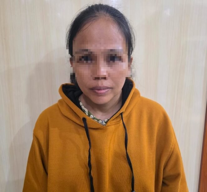 
					MS (38), seorang IRT warga Jalan Walter Monginsidi RT.005 Desa Tanjung Aru, Sebatik, diamankan Satreskoba atas kepemilikan 103,81 gram sabu sabu dan pasokan 100,36 gram sabu ke MA dan RD,