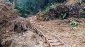 Jalan alternatif untuk sepeda motor yang dikerjakan warga di Krayan secara gotong royong. Kini jalan tersebut hilang karena kembali tertimbun longsor susulan.