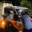 Evakuasi jenazah PMI asal Lombok, NTT yang meninggal di Hotel Gita, saat menunggu kedatangan KM Lambelu, Jumat (4/4/2025).