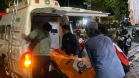 Evakuasi jenazah PMI asal Lombok, NTT yang meninggal di Hotel Gita, saat menunggu kedatangan KM Lambelu, Jumat (4/4/2025).