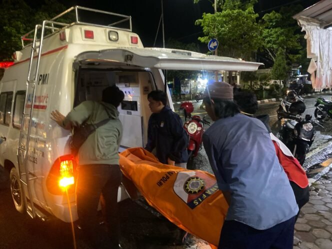 
					Evakuasi jenazah PMI asal Lombok, NTT yang meninggal di Hotel Gita, saat menunggu kedatangan KM Lambelu, Jumat (4/4/2025).