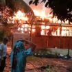 Kebakaran sebuah rumah milik Bapak Laning, warga Desa Sekaduyan Taka, Seimanggaris. Api berasal dari sambaran petir ke panel surya di lantai dua, Jumat (4/4/2025) sore.