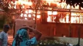 Kebakaran sebuah rumah milik Bapak Laning, warga Desa Sekaduyan Taka, Seimanggaris. Api berasal dari sambaran petir ke panel surya di lantai dua, Jumat (4/4/2025) sore.