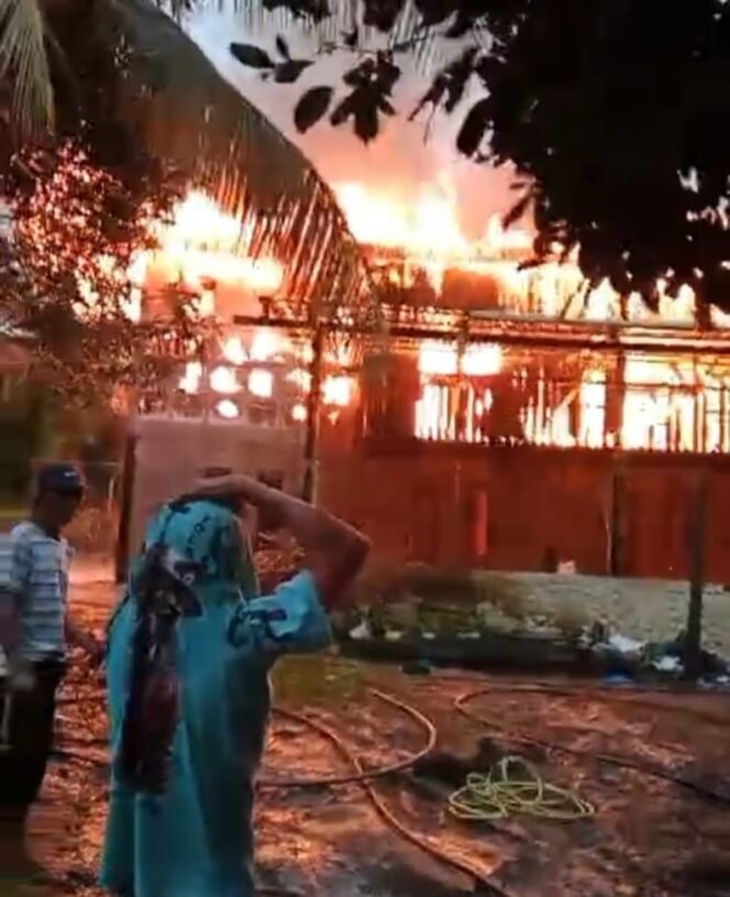 
					Kebakaran sebuah rumah milik Bapak Laning, warga Desa Sekaduyan Taka, Seimanggaris. Api berasal dari sambaran petir ke panel surya di lantai dua, Jumat (4/4/2025) sore.