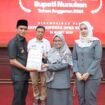 Bupati Nunukan, Irwan Sabri menyerahkan LKPJ 2024 kepada DPRD Nunukan yang diterima dua Wakil Ketua DPRD Nunukan, Arpiah dan Andi Mariyati, pada Sidang Paripurna LKPJ Bupati Nunukan 2024, Rabu (26/3/2025).