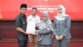 Bupati Nunukan, Irwan Sabri menyerahkan LKPJ 2024 kepada DPRD Nunukan yang diterima dua Wakil Ketua DPRD Nunukan, Arpiah dan Andi Mariyati, pada Sidang Paripurna LKPJ Bupati Nunukan 2024, Rabu (26/3/2025).
