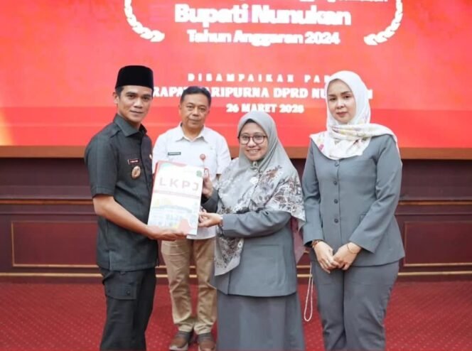 
					Bupati Nunukan, Irwan Sabri menyerahkan LKPJ 2024 kepada DPRD Nunukan yang diterima dua Wakil Ketua DPRD Nunukan, Arpiah dan Andi Mariyati, pada Sidang Paripurna LKPJ Bupati Nunukan 2024, Rabu (26/3/2025).