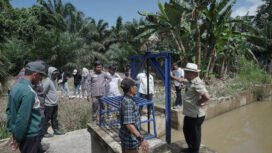 Anggota DPRD Nunukan monitoring proyek pintu irigasi persawahan Desa Binalawan Sebatik. Mekanisme pintu irigasi dinilai nyleneh, dan berakibat membanjiri pemukiman warga RT 11, Kp Enrekang saat musim hujan.