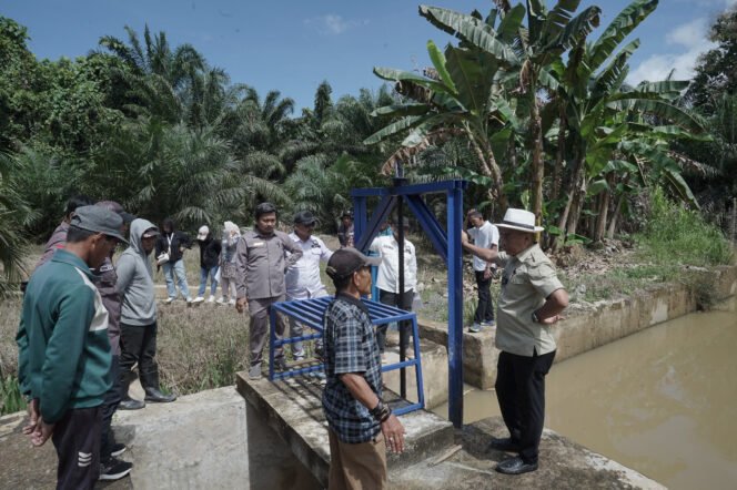 
					Anggota DPRD Nunukan monitoring proyek pintu irigasi persawahan Desa Binalawan Sebatik. Mekanisme pintu irigasi dinilai nyleneh, dan berakibat membanjiri pemukiman warga RT 11, Kp Enrekang saat musim hujan.