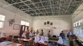 Kondisi plafon salah satu RKB di SDN 004 Sebatik Barat. Proyek APBN yang baru seumur jagung ini sudah mengalami kerusakan pada plafon. Asbes runtuh, terjadi di 5 RKB di sekolah tersebut.
