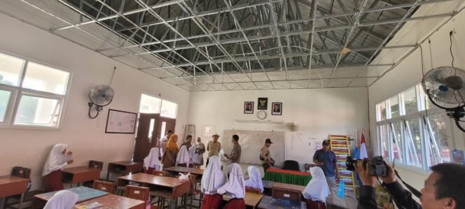 
					Kondisi plafon salah satu RKB di SDN 004 Sebatik Barat. Proyek APBN yang baru seumur jagung ini sudah mengalami kerusakan pada plafon. Asbes runtuh, terjadi di 5 RKB di sekolah tersebut.
