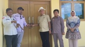 Sejumlah anggota DPRD Nunukan, Kaltara, Nadia, Andi Yaqub, Andre Pratama, Ramsah dan Haji Firman, mendatangi gedung sekolah paket A, B, C di Jalan TVRI RT 08 Sei Pancang yang disegel pemilik lahan, di sela monitoring proyek APBD Nunukan 2024, Selasa (15/4/2025).
