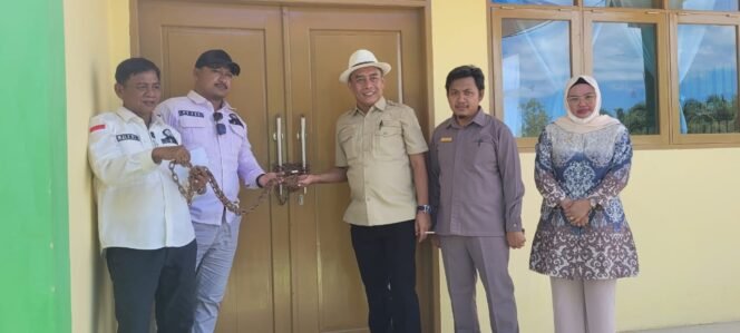 
					Sejumlah anggota DPRD Nunukan, Kaltara, Nadia, Andi Yaqub, Andre Pratama, Ramsah dan Haji Firman, mendatangi gedung sekolah paket A, B, C di Jalan TVRI RT 08 Sei Pancang yang disegel pemilik lahan, di sela monitoring proyek APBD Nunukan 2024, Selasa (15/4/2025).