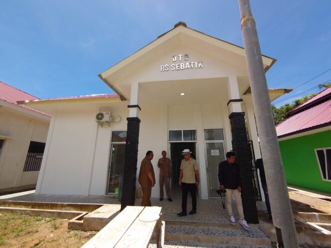 
					Anggota DPRD Nunukan, Andre Pratama, saat monitoring RS Pratama. Ada dua catatan yang diberikan. Pertama masalah unit transfusi darah yang  belum berfungsi, dan masalah pelayanan cukup menunjukkan KTP,