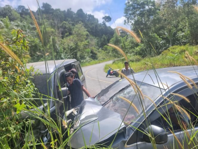 
					Dua mobil yang terlibat laka lantas di Bukit Menangis Sebatik, Xenia abu abu dengan Nomor Polisi DD 1227 VU dan Daihatsu Grandmax abu abu, nomor plat B 1582 PIM, Senin (7/4/2025).