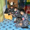 Dokter TNI AL melakukan pemeriksaan kesehatan gratis bagi masyarakat pesisir. Mereka bahkan mengunjungi rumah penduduk door to door untuk memberikan pelayanan kesehatan,