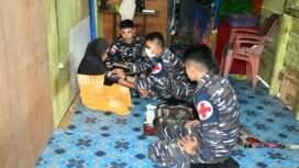 Dokter TNI AL melakukan pemeriksaan kesehatan gratis bagi masyarakat pesisir. Mereka bahkan mengunjungi rumah penduduk door to door untuk memberikan pelayanan kesehatan,
