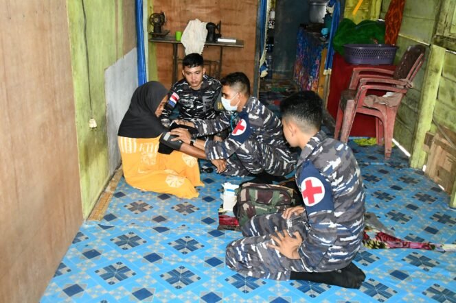 
					Dokter TNI AL melakukan pemeriksaan kesehatan gratis bagi masyarakat pesisir. Mereka bahkan mengunjungi rumah penduduk door to door untuk memberikan pelayanan kesehatan,