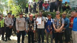 Aksi demonstrasi damai MHA Dayak Agabag Tulin Onsoi yang menuntut pembebasasan lahan adat dari HGU PT KHL,
