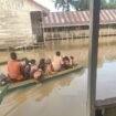 Sejumlah murid sekolah di Sembakung menaiki ketinting untuk menuju sekolahnya. Wilayah pedalaman Sembakung menjadi salah satu wilayah langganan banjir kiriman Malaysia saban tahun.