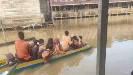 Sejumlah murid sekolah di Sembakung menaiki ketinting untuk menuju sekolahnya. Wilayah pedalaman Sembakung menjadi salah satu wilayah langganan banjir kiriman Malaysia saban tahun.