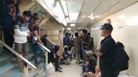 Sejumlah CPMI ilegal berbaur dengan penumpang KM Bukit Siguntang yang datang di Pelabuhan Tunon Taka, Nunukan, Kamis (15/5/2025) pagi.