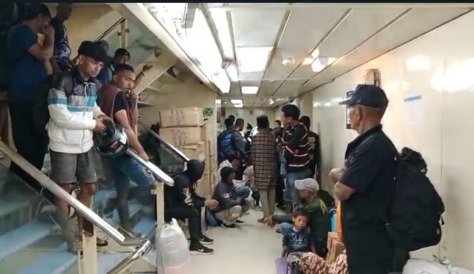 
					Sejumlah CPMI ilegal berbaur dengan penumpang KM Bukit Siguntang yang datang di Pelabuhan Tunon Taka, Nunukan, Kamis (15/5/2025) pagi.