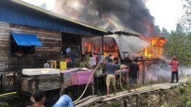 Kebakaran rumah kayu di Tanjung Harapan, Sebatik. Sumber api diduga akibat korsleting.