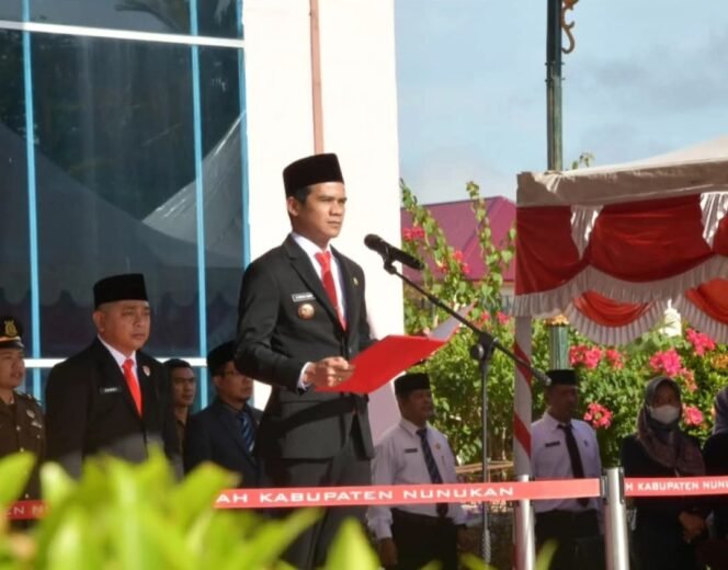 
					Bupati Nunukan, Irwan Sabri saat memimpin upacara Hardiknas 2025,
